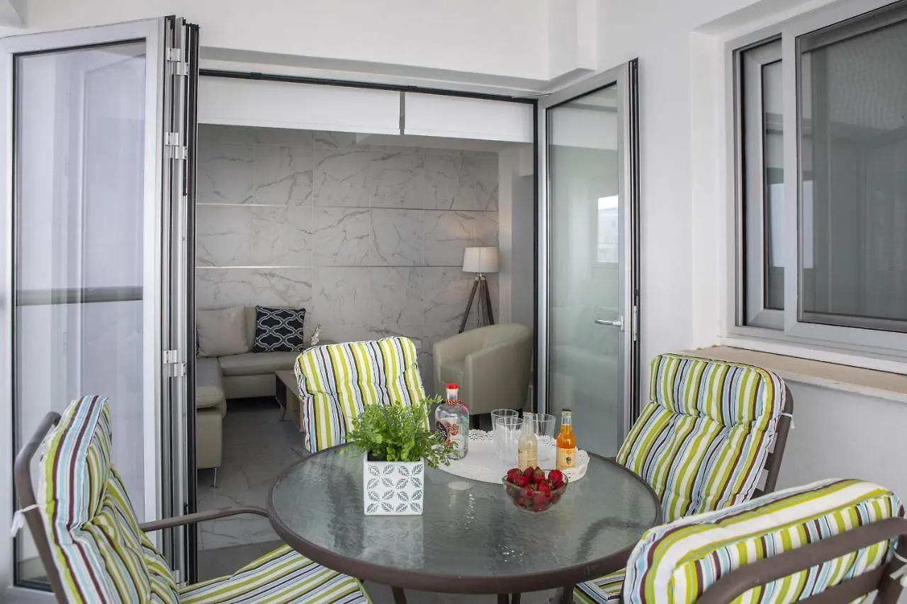 Larnaca Finikoudes Suite قبرص