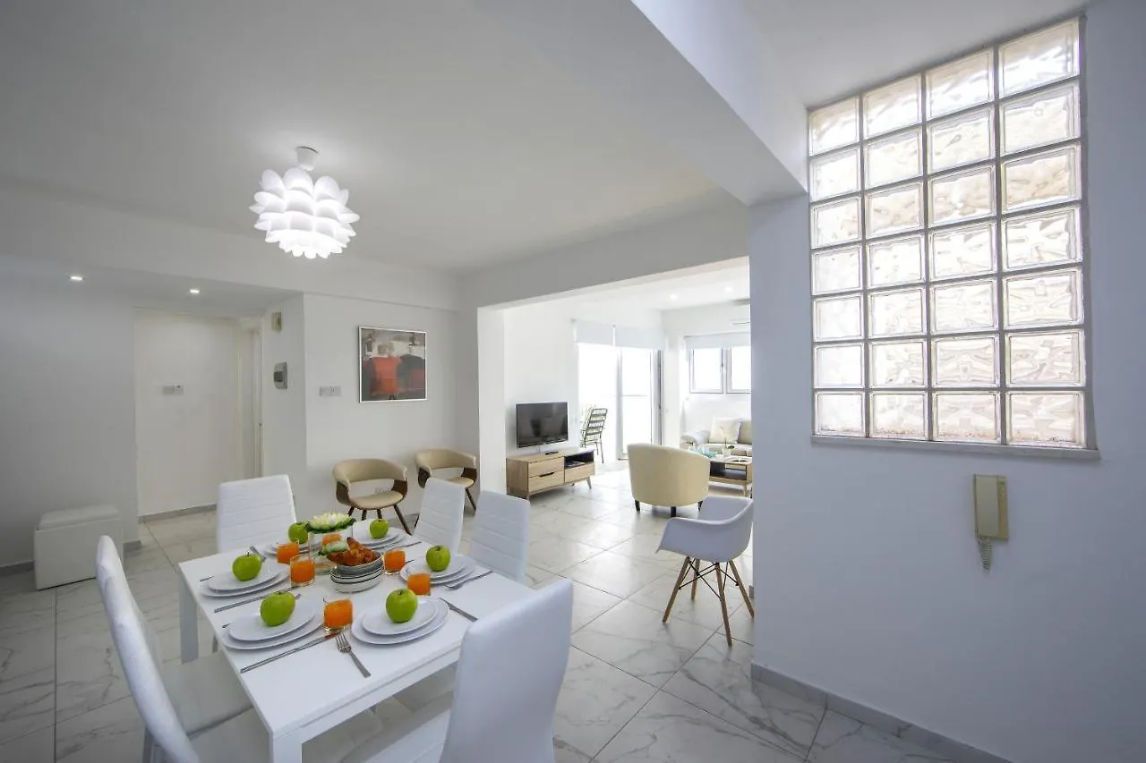 Larnaca Finikoudes Suite شقة