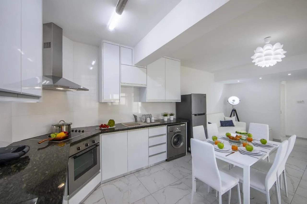 Apartament Larnaca Finikoudes Suite